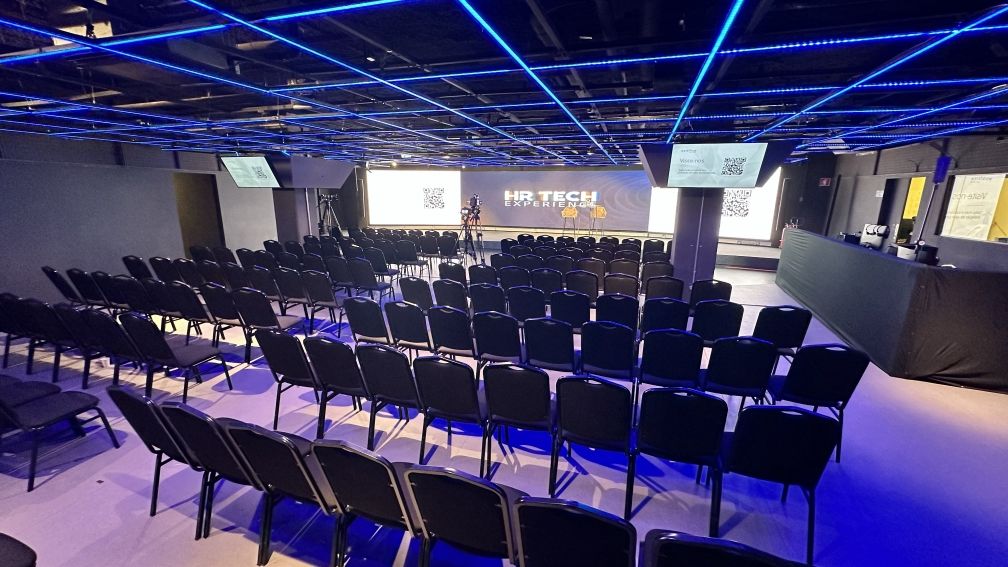 Arena gexperience vazia com mobiliário e house